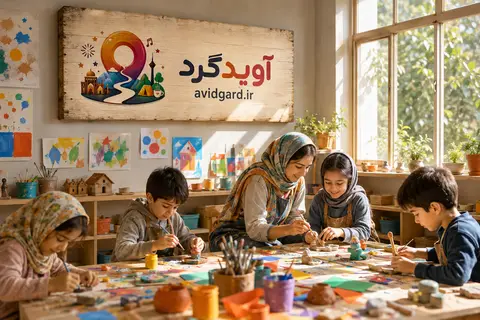بچه‌ها در حال کاردستی و بازی توی یک کارگاه ویژه‌ی کودکان