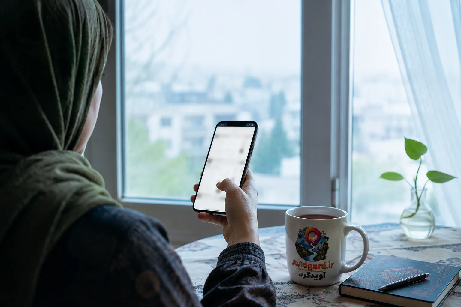 قبل از پرداخت کلاس آنلاین؛ خواندن جزئیات روی گوشی در نور صبح