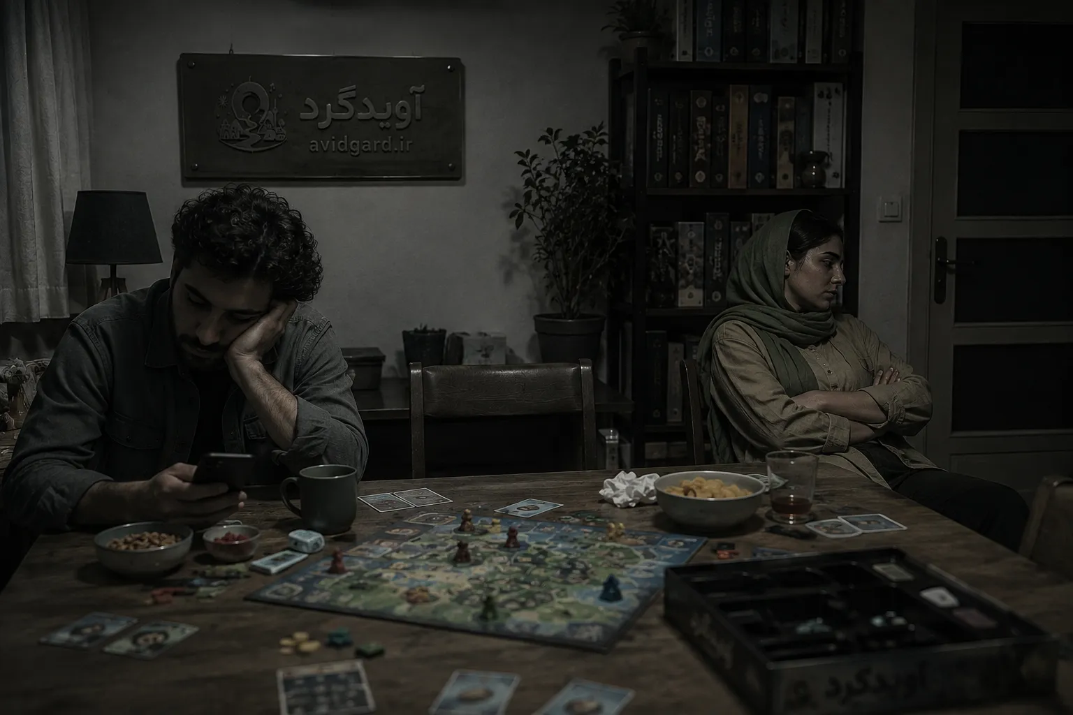شبِ بازیِ نصفه‌کاره؛ میزِ رهاشده، صندلیِ خالی و یکی سرگرمِ گوشی
